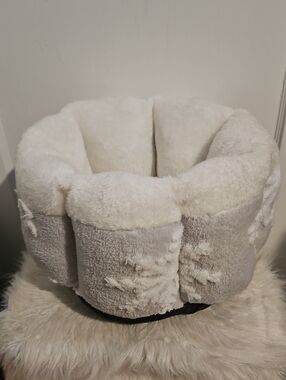 Plush Round Pet Bed in Cream and Light Gray